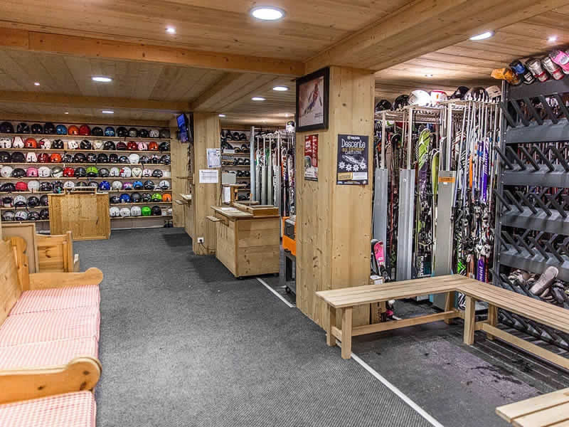 Skiverhuur winkel Contat Sports in 421 rue du centre - Résidence Le Mont Chéry, Les Gets