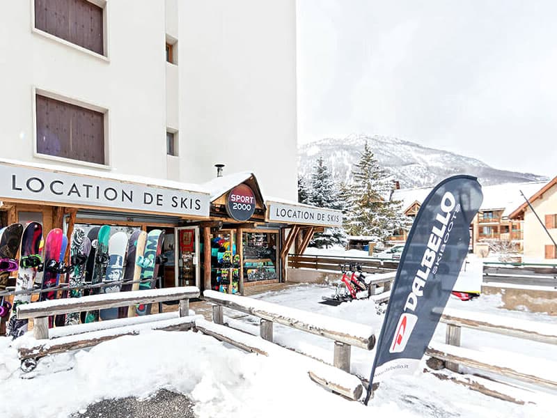 Skiverhuur winkel Sport’s Mountain in Centre Cial L'Aravet-VILLENEUVE la Salle, Serre Chevalier Villeneuve