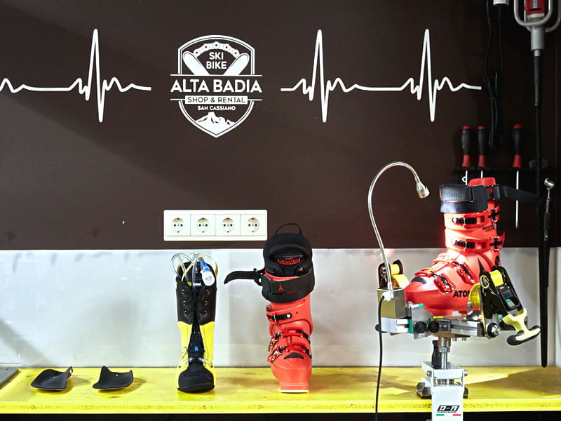 Skiverhuur winkel Alta Badia Sport - Shop & Rental in Micurá de Rü 48, Alta Badia-San Cassiano/Sankt Kassian