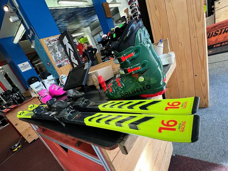 Skiverhuur winkel Slalom Ski Service in Piazzale le Nevegal, 167, Nevegal