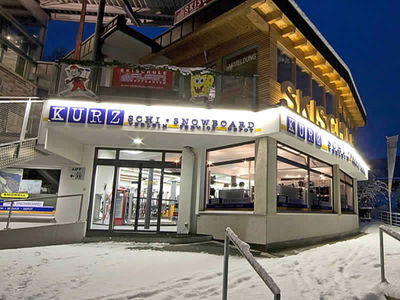Skiverhuur winkel Skiverleih Kurz in Talstation Bergbahn Hopfgarten, Hopfgarten im Brixental