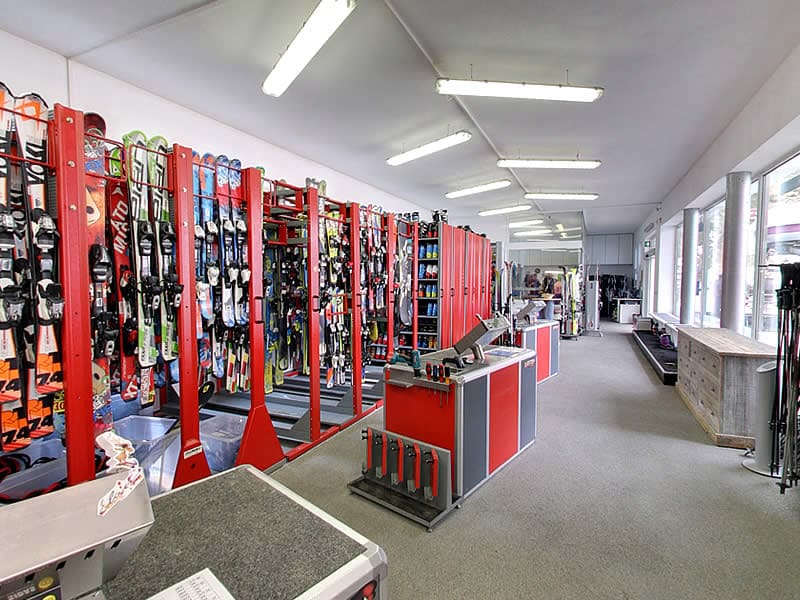 Skiverhuur winkel Sportservice Erwin Stricker Ladurns in Talstation Sessellift / Stazione valle seggiovia, Gossensass