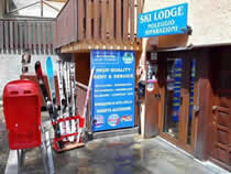 Skiverhuur winkel Ski Lodge - Noleggio e Riparazione in Claviere, Via Nazionale, 16a Skiverhuur winkel Ski Lodge - Noleggio e Riparazione in Claviere, Via Nazionale, 16a